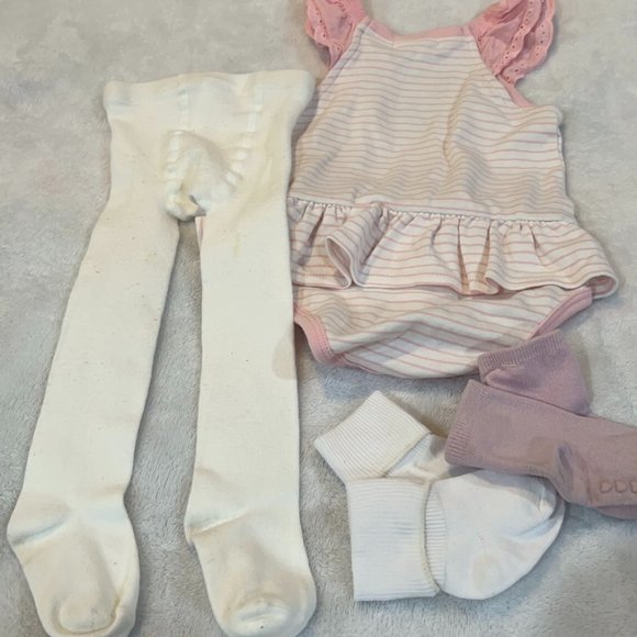Adorable New 4 Piece Baby Set One Piece, Leggings and 2 Pairs of Socks 6-12M - Picture 2 of 12